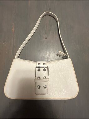 Brandy Melville shoulder bag
Super chic Y2K look